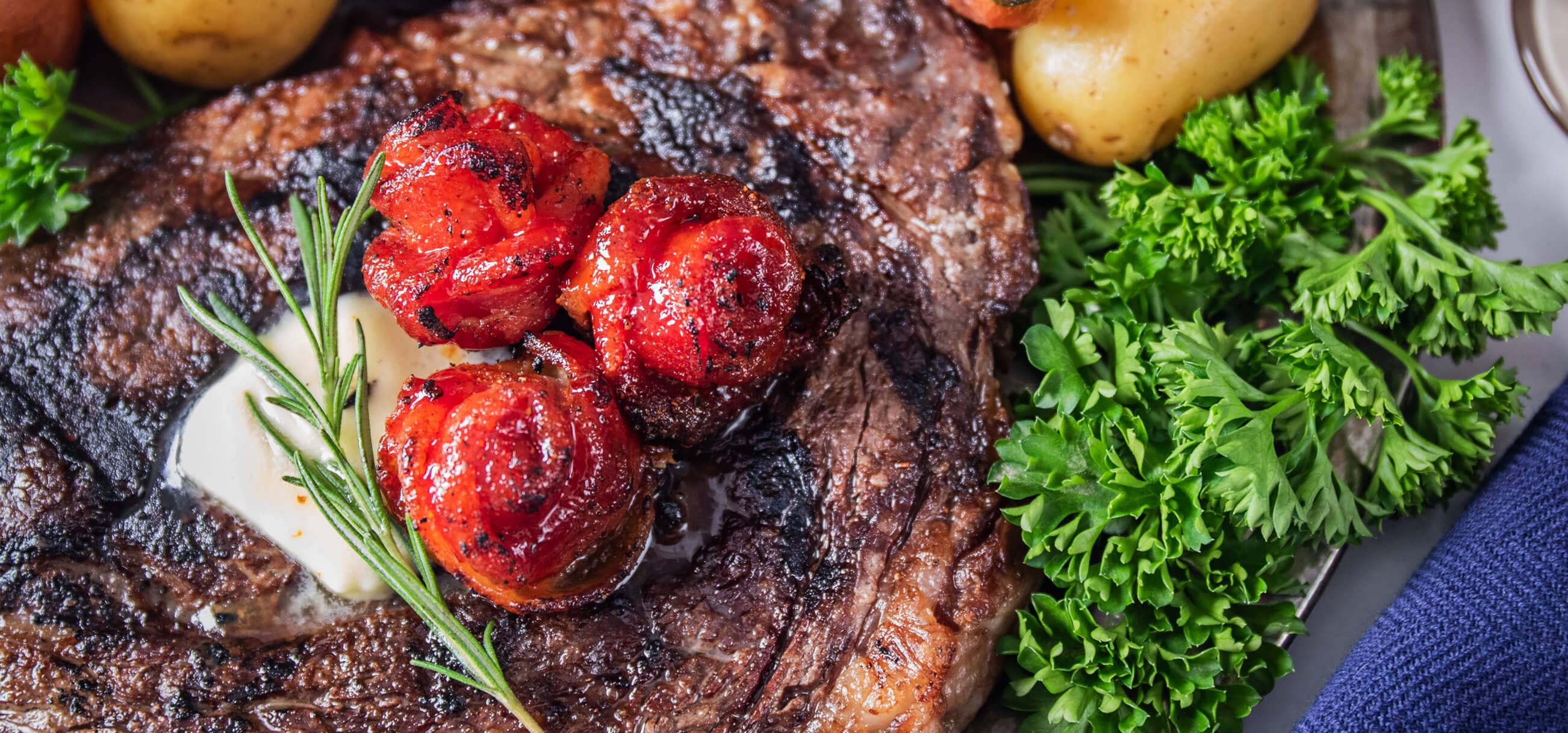 Епічний BBQ-букет на День святого Валентина — копчений стейк і троянди з бекону