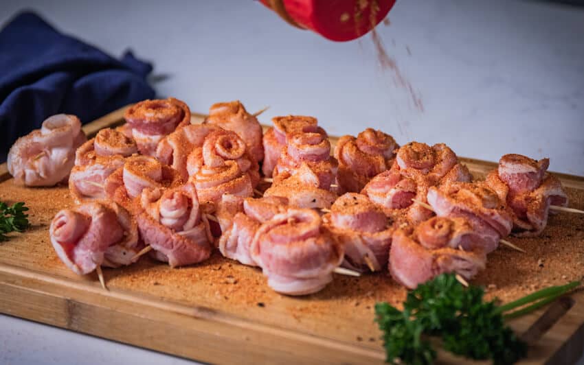 Ретельно приправте бекон сумішшю спецій BBQ