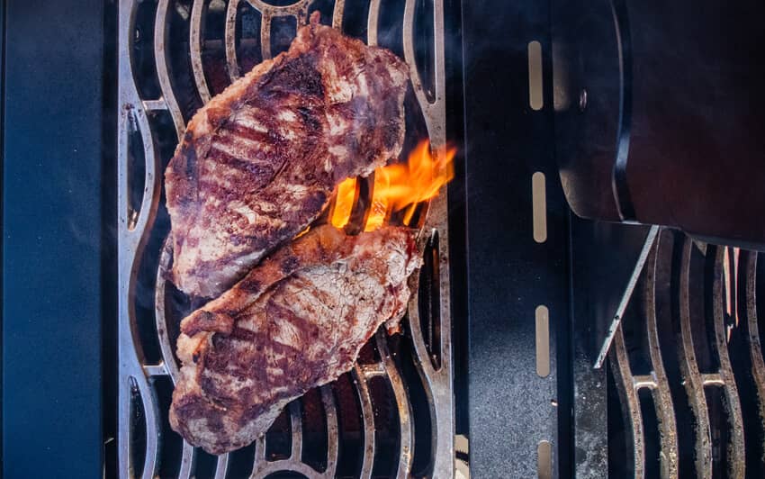 Припечіть стейки на пальнику SIZZLE ZONE™